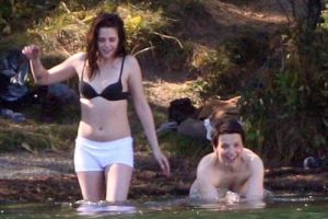 Kristen Stewart i&ccedil; &ccedil;amaşırlarıyla g&ouml;le girdi