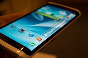 Samsung'un esnek ekranlı telefonu test raporunda g&ouml;r&uuml;nd&uuml;
