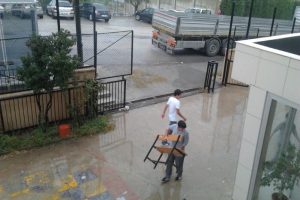 Bursa'da eğitim skandalı! Yağmur altında &ouml;ğrencilere sıra taşıttılar - &Ouml;ZEL HABER