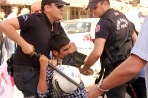 Polisin parmağını ısırınca...