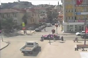 Gelin arabası yaşlı kadına b&ouml;yle &ccedil;arptı
