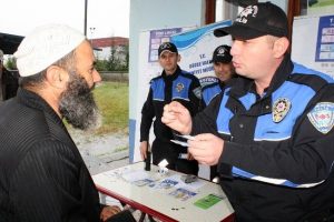 Polisten hayvan pazarında sahte para uyarısı