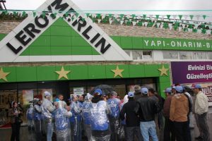 Leroy Merlin Bursa mağazası &ccedil;alışanları grevde