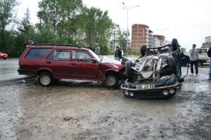 Kaza yapan s&uuml;r&uuml;c&uuml;ler ara&ccedil;ları bırakıp ka&ccedil;tı