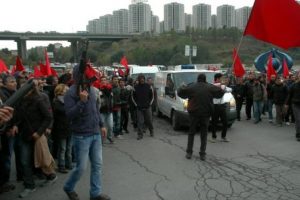Cenazeyi silahla karşıladılar