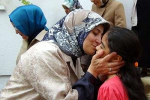 Bakan eşi, manevi &ccedil;ocuklarını ziyaret etti