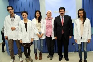 Beyaz &ouml;nl&uuml;klerini giydiler