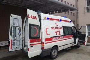 &Ouml;lmekten kurtaran sağlık ekibine saldırdı