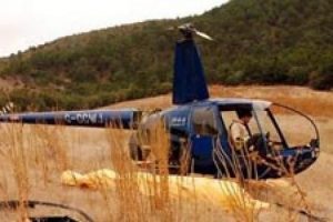 Tarlada terk edilen helikopter sahibini bekliyor