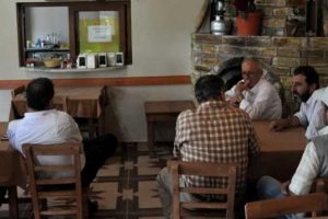 Kahvehane ve &ccedil;ay bah&ccedil;elerine kitaplık kurulacak