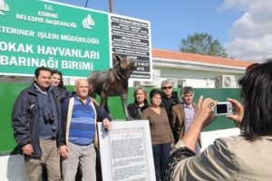 K&ouml;pek heykeline bandolu a&ccedil;ılış