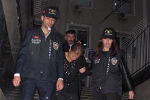 K&uuml;&ccedil;&uuml;k kız bakın neyin kurbanı?