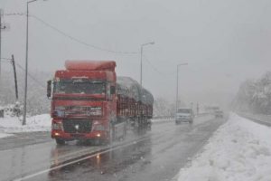 Bolu Dağı'nda kar esareti