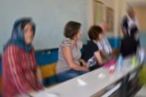 Baş&ouml;rt&uuml;s&uuml;n&uuml; zorla a&ccedil;tıran polis haksız bulundu