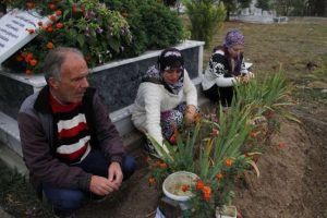 Kızının mezarı başında g&ouml;zyaşlarına boğuldu