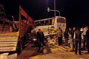 Kurbanlık y&uuml;kl&uuml; TIR otob&uuml;se &ccedil;arptı