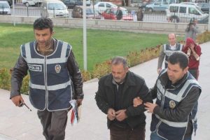Ak&uuml; hırsızları yakalandı