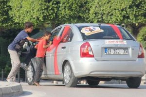 &Ccedil;ocuklar bahşiş i&ccedil;in &ouml;l&uuml;m&uuml;ne atladı