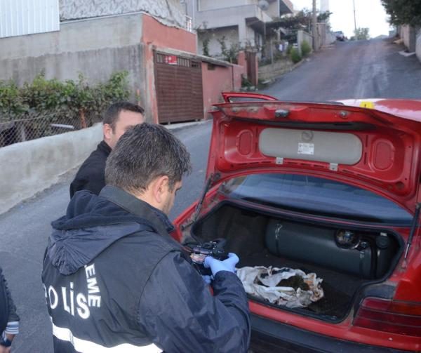 3 &uuml;niversite &ouml;ğrencisinin otomobilinde yarım kilo esrar