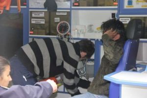 Tarlanın ortasında eski kocasını taşladı