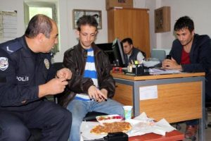 Yanlışlıkla Şırnak'a gelen engelli gence polis sahip &ccedil;ıktı