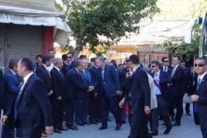 Başbakan &ccedil;ocukları sevindirdi