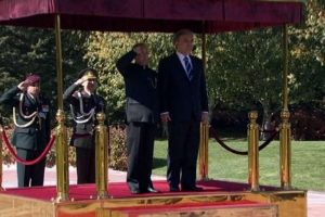 Hintli mevkidaşını resmi t&ouml;renle karşıladı