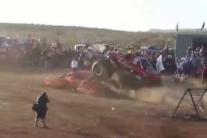 Canavar kamyonun seyircilerin arasına daldığı an