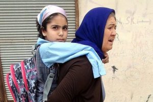 Anne sırtında okula gidiyor