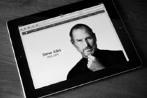 Steve Jobs'un ikinci &ouml;l&uuml;m yıld&ouml;n&uuml;m&uuml;