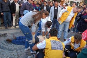 Yol ortasında kalp krizi ge&ccedil;irdi