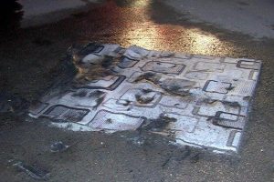 Balkondan u&ccedil;an halı elektrik tellerini patlattı