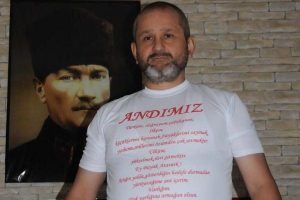 Tiş&ouml;rt&uuml;n&uuml;n &uuml;zerine 'Andımız'ı yazdırdı