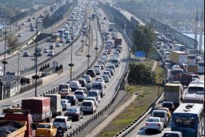 K&ouml;pr&uuml;de zincirleme kaza trafiği