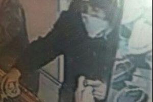 Soyguncuları biber gazıyla korkuttu