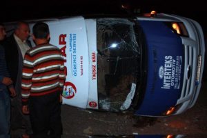 &Ouml;ğrenci servisi kaza yaptı: 3 yaralı