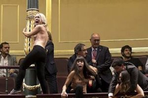 Femen yarı &ccedil;ıplak İspanyol meclisini bastı!