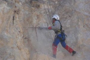 Ellerindeki demir &ccedil;ubuklarla kayaları d&uuml;ş&uuml;r&uuml;yorlar