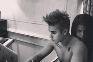 Justin esrar &ccedil;ekerken yakalandı
