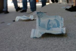 Ş&uuml;pheli &ccedil;antadan emekli maaşı &ccedil;ıktı