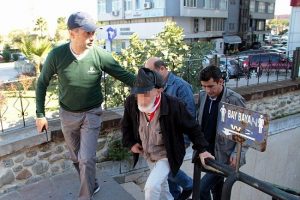 Tuvalet g&ouml;revlisi m&uuml;şteriyi bı&ccedil;akladı