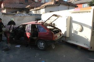 &Ouml;ğrenci servisi kaza yaptı
