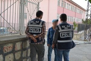 Okul &ouml;nlerinde uyuşturucu satanlar yakalandı