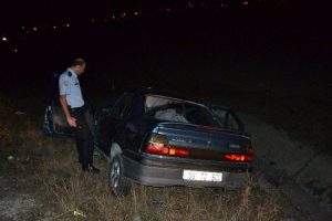 Otomobil, yola aniden fırlayan ata &ccedil;arptı