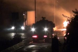 Cizre'de atılan motolof kokteylleri semt pazarı yandı