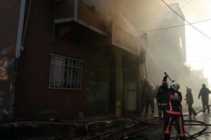 Alev alev yanan bina &ccedil;evrede paniğe neden oldu