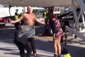 U&ccedil;ak pistinin ortasında &ccedil;ırıl&ccedil;ıplak soyundu!