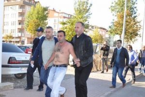 &Uuml;zerine benzin d&ouml;k&uuml;p kendini yakmak istedi