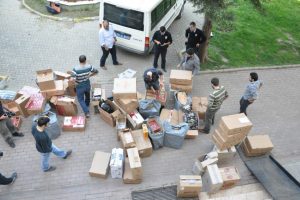Bursa'da &ccedil;ay paketleri i&ccedil;inde ka&ccedil;ak sigara