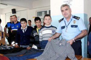Polisten 2 bin 300 &ouml;ğrenciye bayram hediyesi